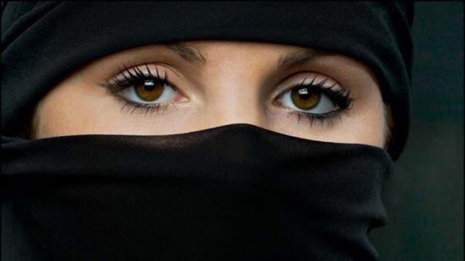 Под паранджой. Хиджаб паранджа чадра никаб. Красивые глаза.