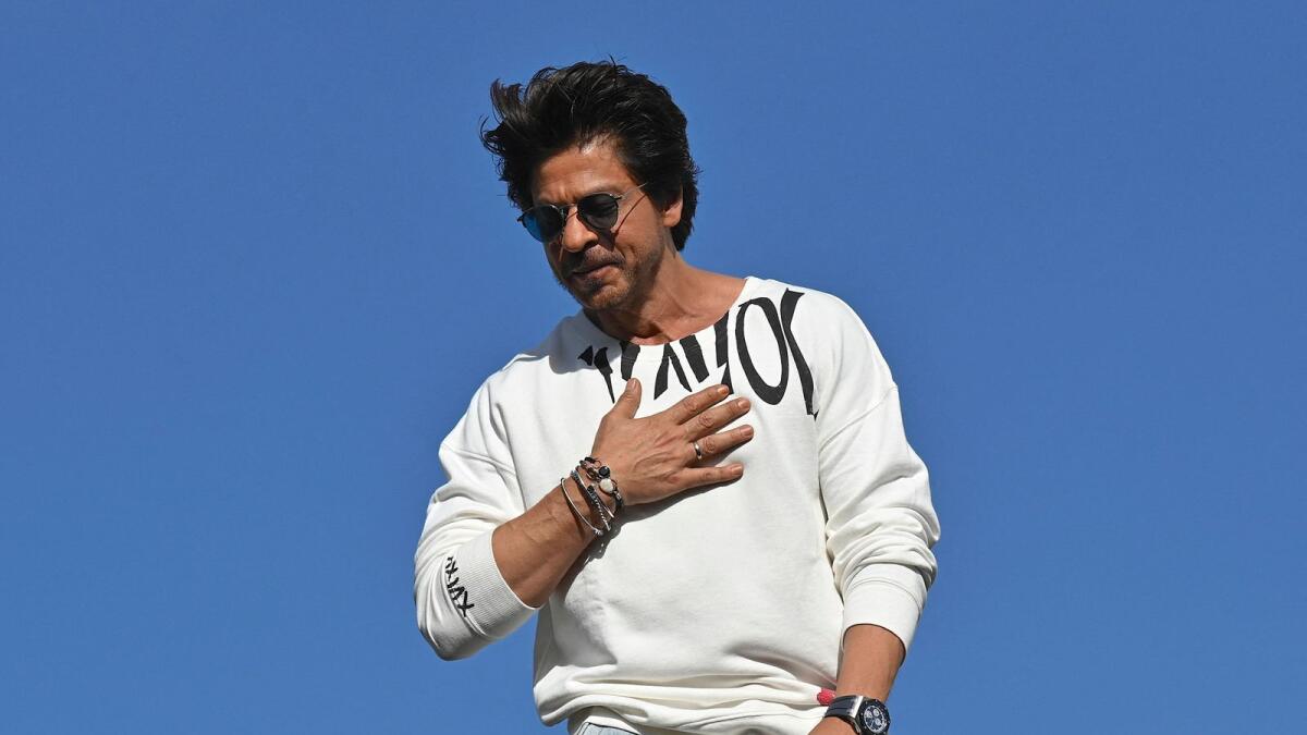 I live in a dream of your love': Watch Shah Rukh Khan greet throngs of fans  outside Mumbai home on birthday eve - News