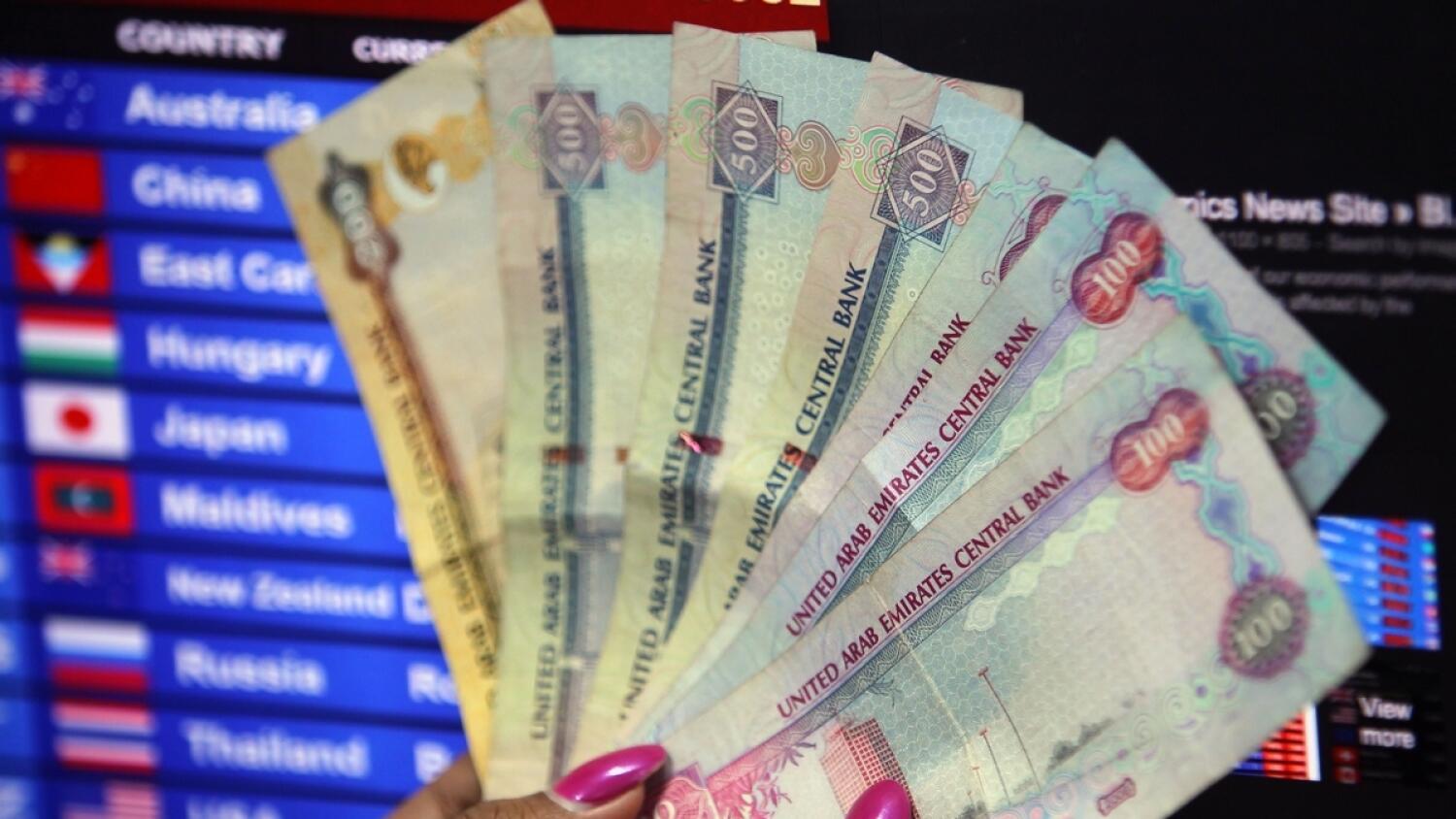 Менять доллары на дирхамы. Обмен валюты в ОАЭ. Обменник валют в Дубае. Обменные пункты валюты в Дубае. Пенсия в ОАЭ.