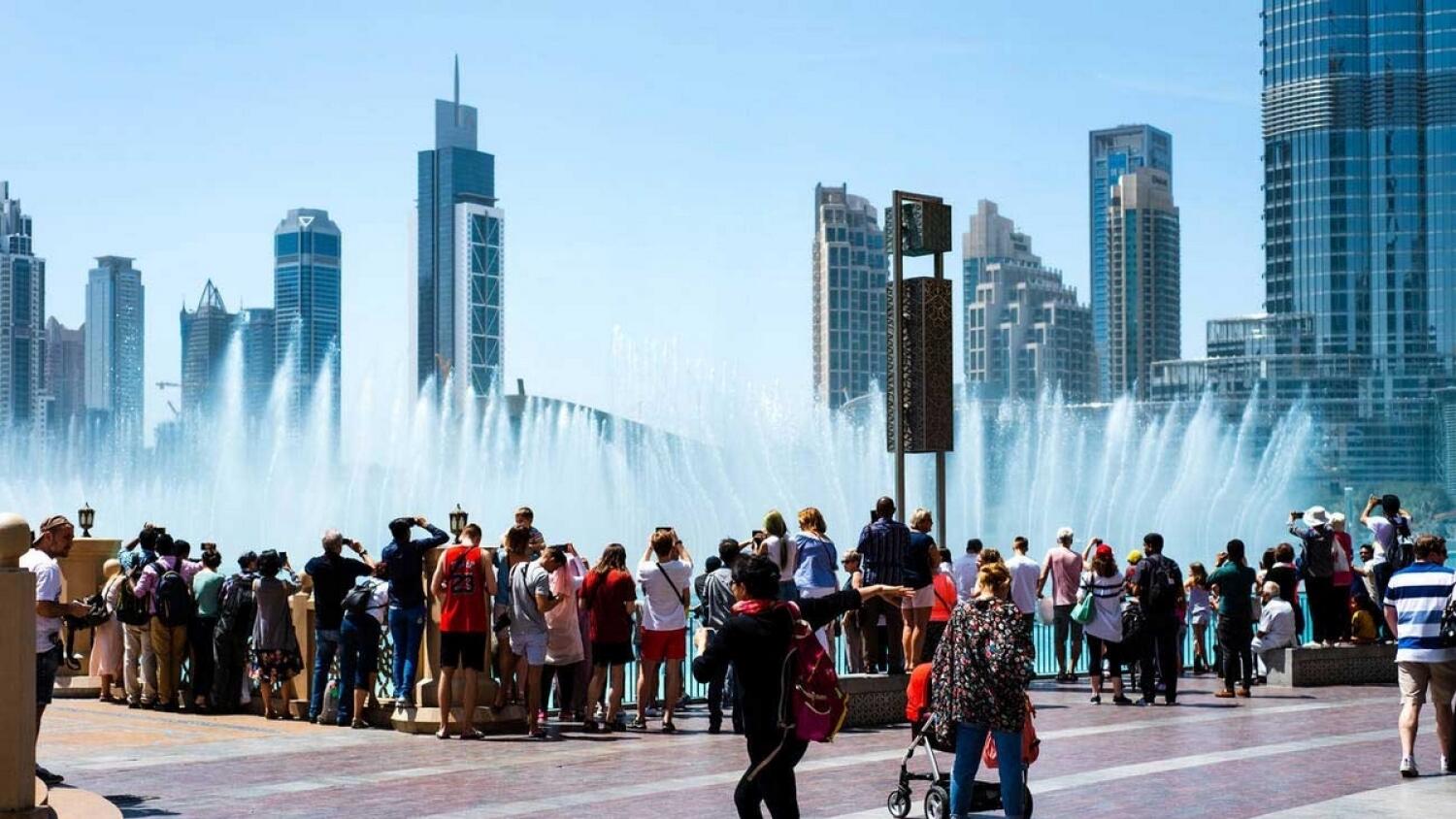 Летают ли в дубай сейчас. Дубай Молл люди 2023. Дубай Молл фонтан. ОАЭ Дубай торговый центр туристы. Дубай люди туристы.