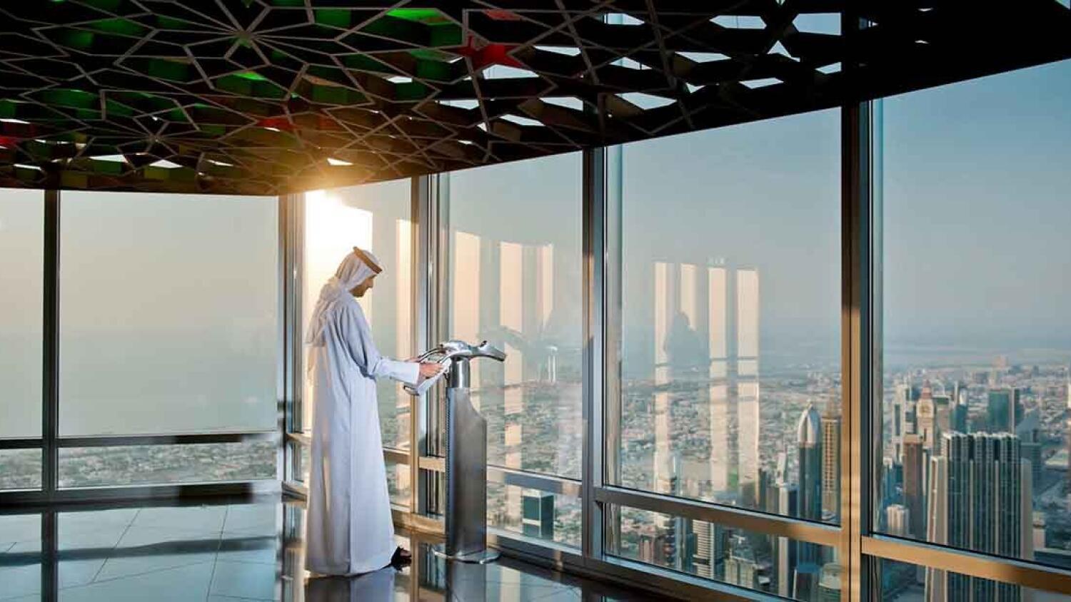 Сколько подниматься на бурдж халифа. Дубай Бурдж Халифа смотровая. Дубай Бурдж Халифа внутри. Смотровая площадка Бурдж Халифа. Дубай Бурдж Халифа смотровая площадка.