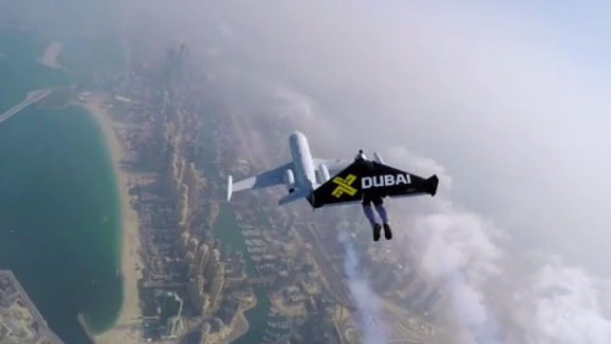 Daredevil duo uses jetpacks for breathtaking trip over Dubai - ABC7 San  Francisco