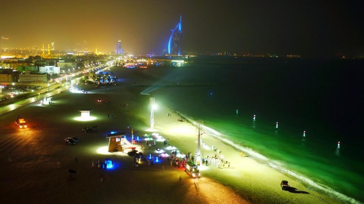Ночной пляж Дубай