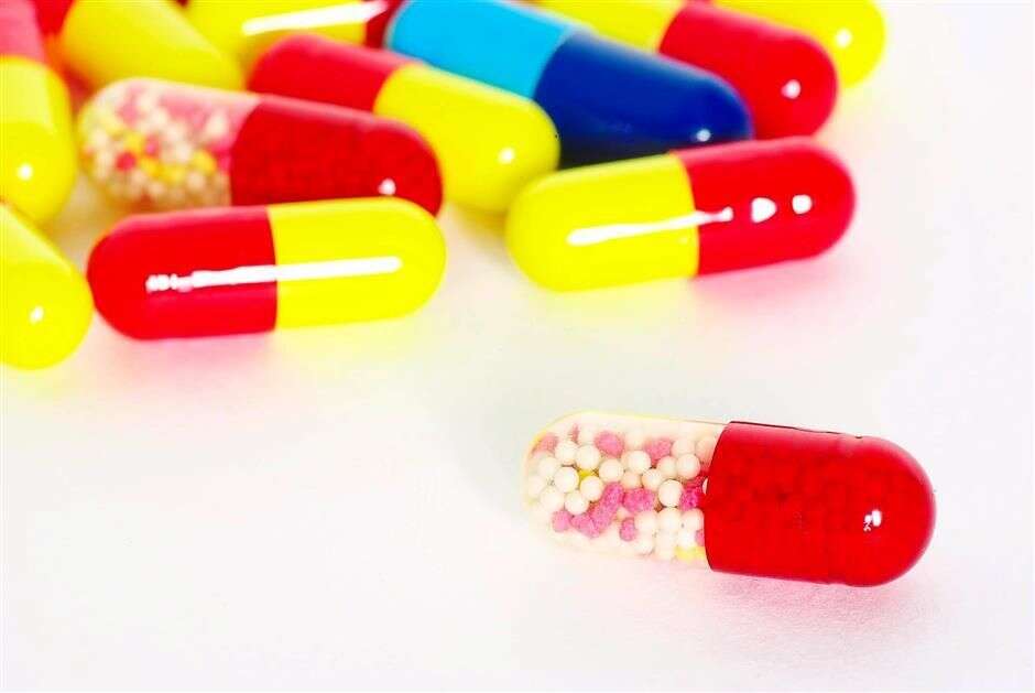 Таблетки собран. Таблетки фон. Антибиотики в бутылочках таблетки. Таблетки гранулы капсулы антибиотики горка. Разноцветные таблетки фон.