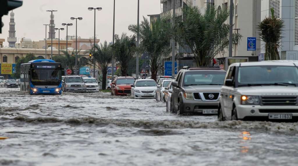 Дубай дождь сегодня. Дождь в Дубае. Шарджа дожди 2022. Рейн Дубай. Rainfall in Dubai.