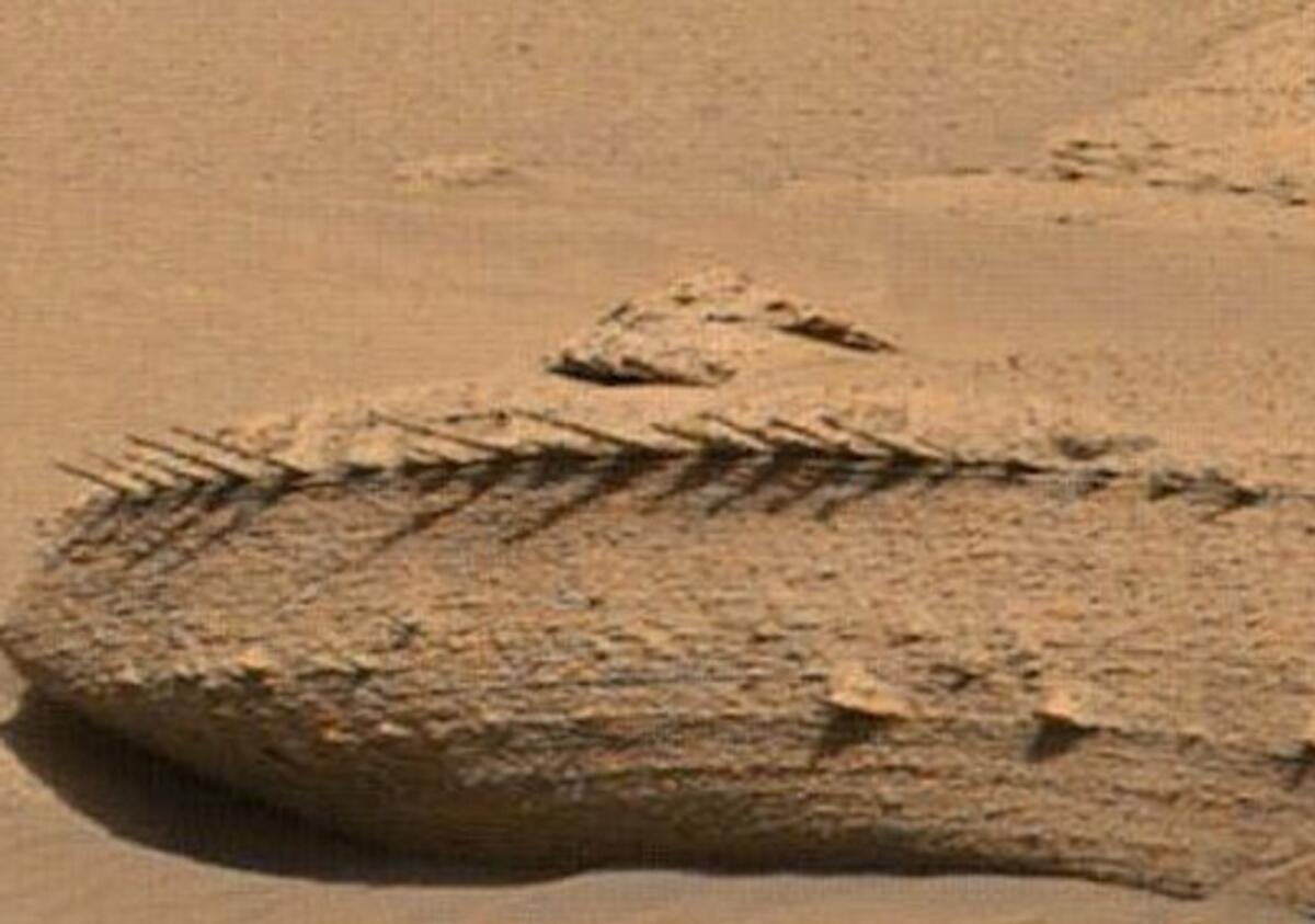 Most bizarre rock' on Mars fuels speculations of alien spaceship crash -  News