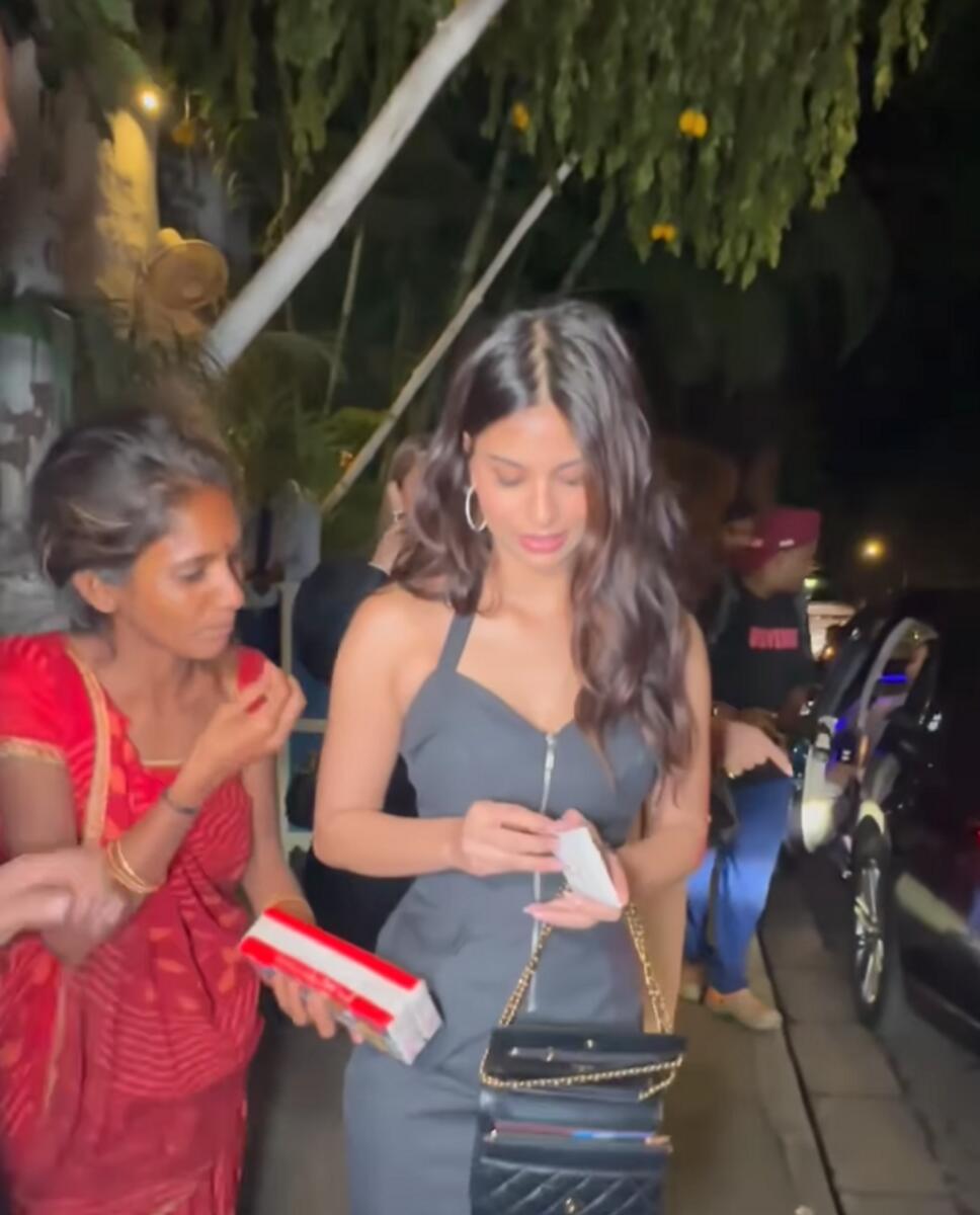Watch: Suhana Khan shells out two Rs500 notes for needy woman on