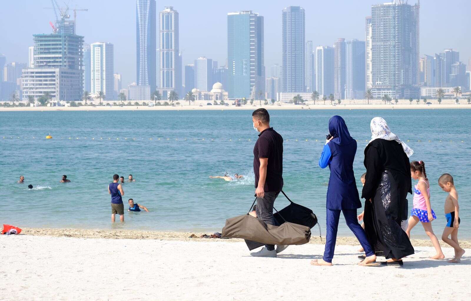 Дубай пляж люди