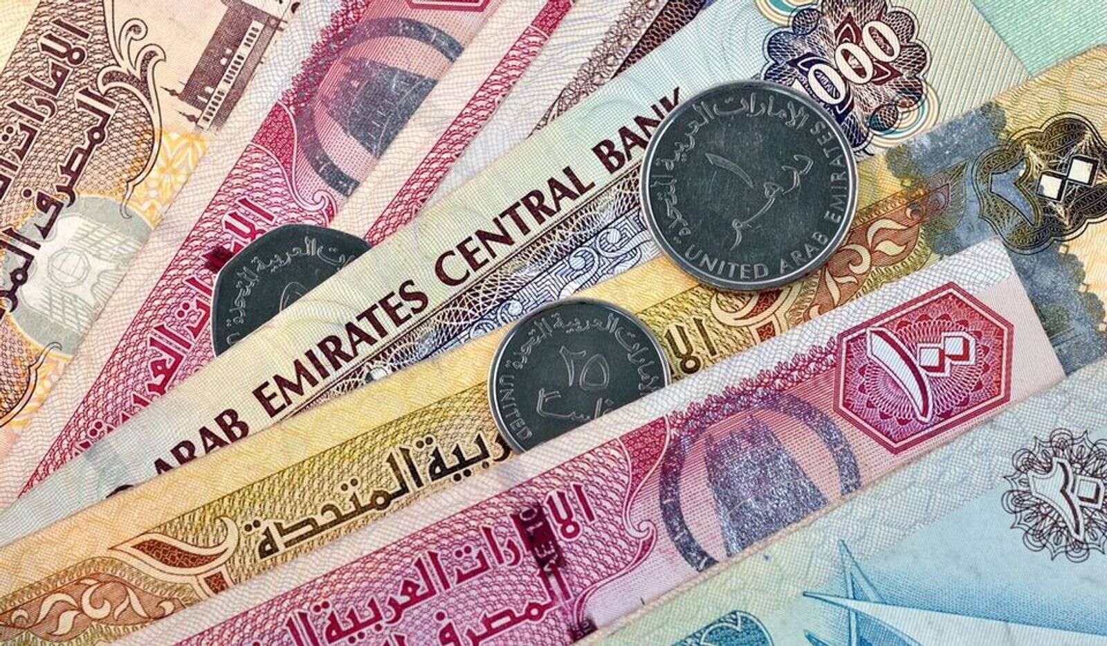 Uae taxes. Валюта Объединенных арабских Эмиратов. Дирхамы ОАЭ. Валюта дирхам ОАЭ. Купюры ОАЭ.