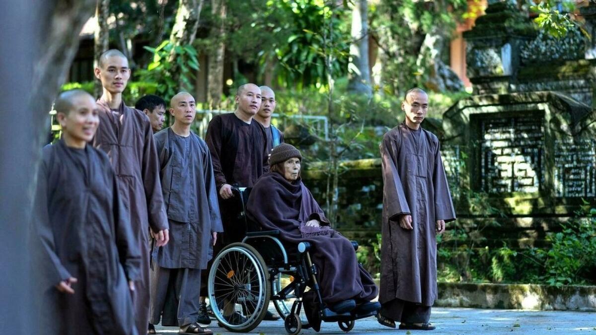 Thich Nhat Hanh with his disciples