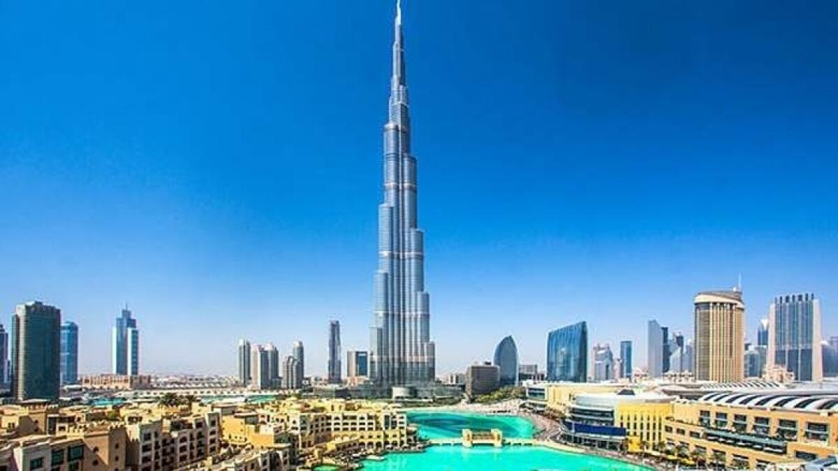Бурдж халифа человек. Бурдж-Халифа Дубай. Башня Бурдж Халифа в Дубае. Дубай здание Бурдж Халифа.