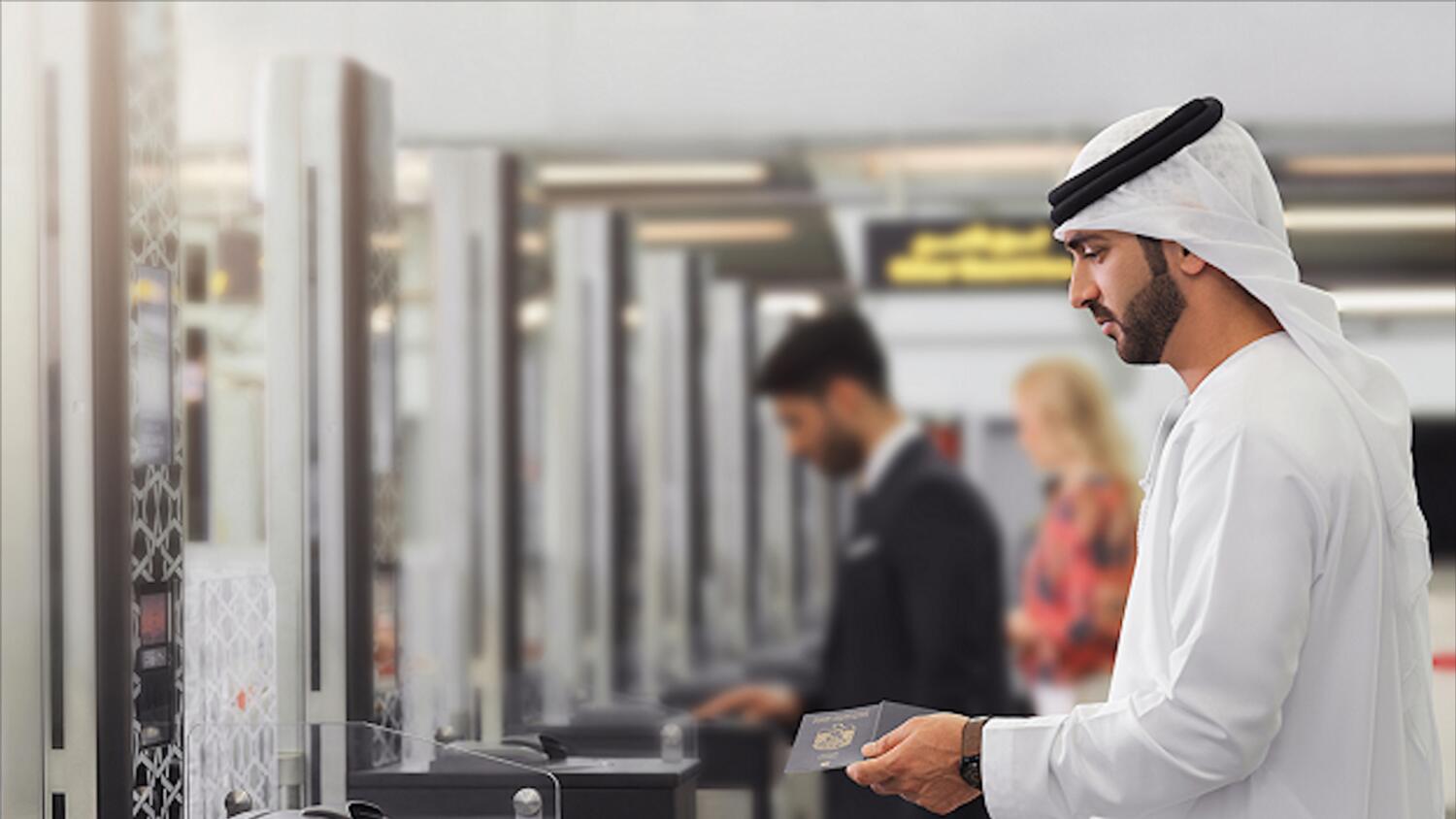 Сколько брать с собой в дубай. Smart Gate Dubai. Паспортный контроль в аэропорту Дубая. Аэропорт Шарджа Дубай. ДХБ аэропорт Дубай.