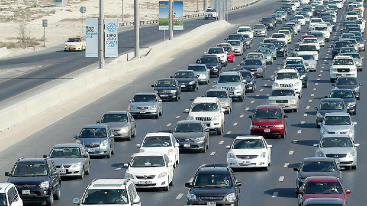Где можно оставить автомобиль. ОАЭ пробки. Дорога с машиной Дубаи. Пробки в Дубае. Автомобили в Дубае.