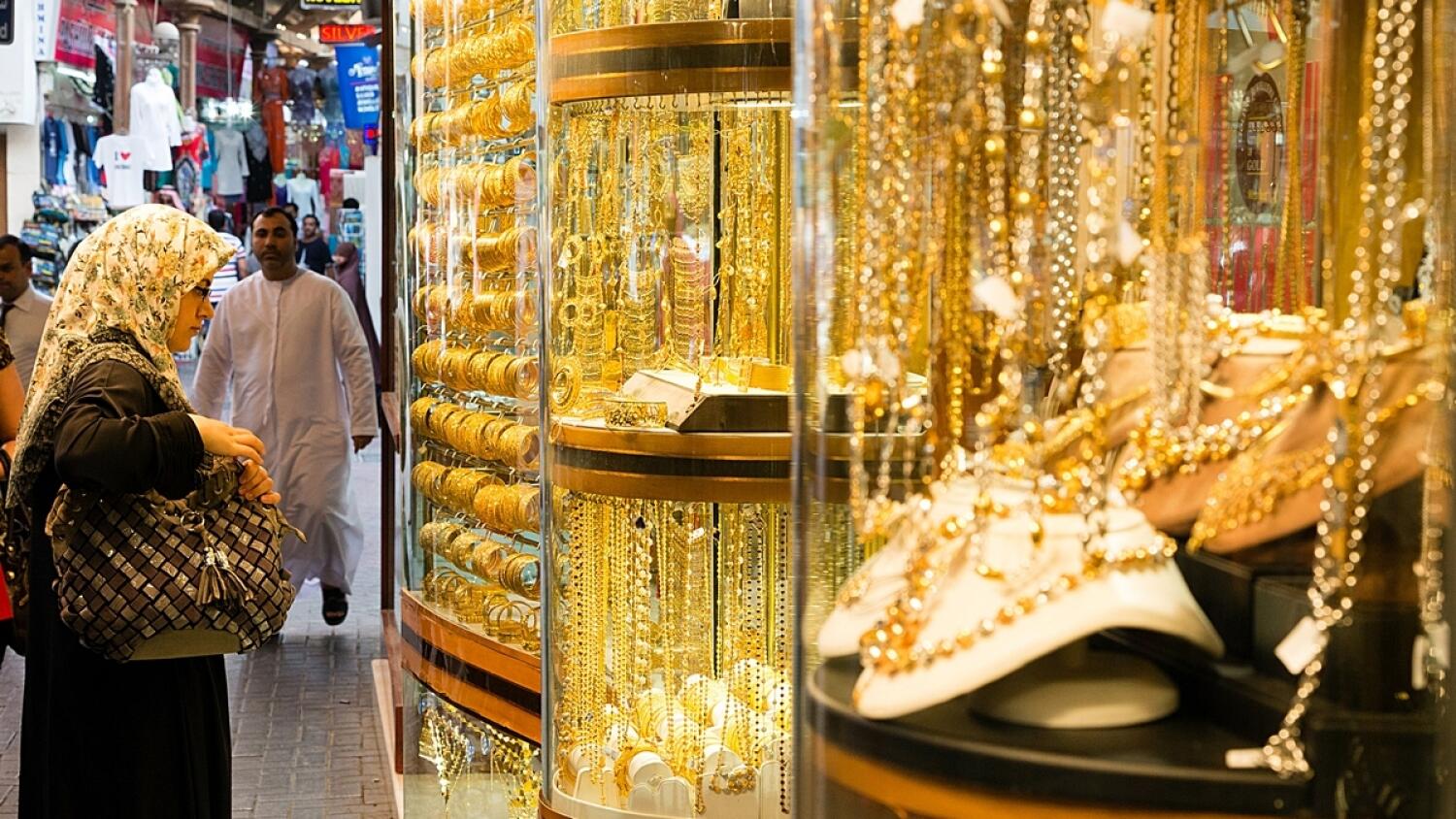 Золотой бесплатные дни. Дубаи Gold Souk жемчуг. Кофе с золотом в Дубае. Автоматы с золотом в Дубае. Золото Саудовской Аравии.