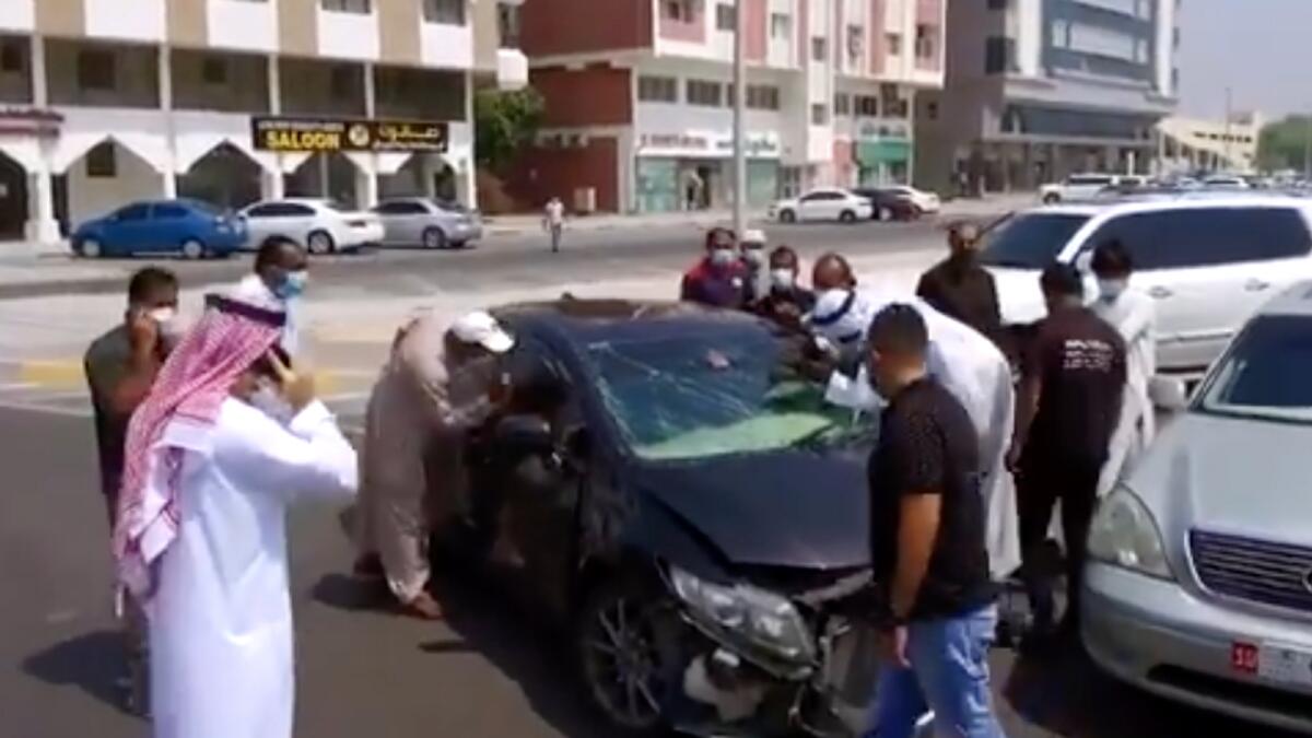 Video: Dh1,000 fine for crowding at accident sites in Abu Dhabi - News |  Khaleej Times