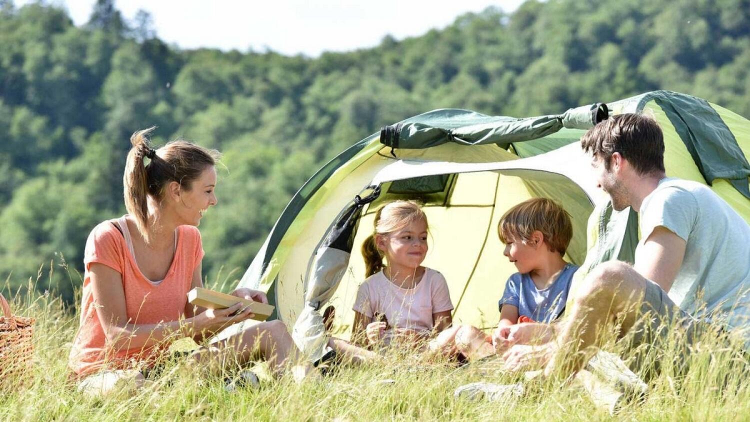 Stay in a camp. Семья в палатке. Семья на природе с палаткой. Дружная семья палатка. Семья пикник у костра.