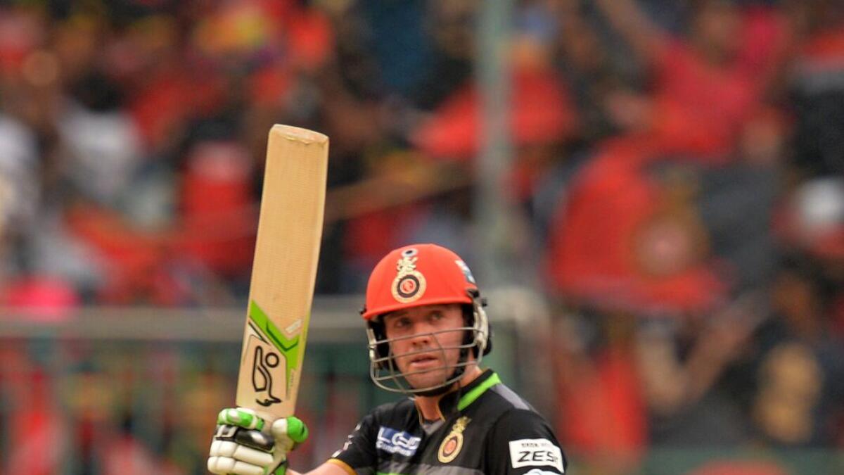 Royal Challengers of Bangalore batsman AB de Villers raises his bat after scoring 50 runs during the 2016 Indian Premier League (IPL) Twenty20 cricket match between Royal Challengers Bangalore and Gujarat Lions, at The M. Chinnaswamy Stadium in Bangalore on May 14, 2016./ GETTYOUT /  ----IMAGE RESTRICTED TO EDITORIAL USE - STRICTLY NO COMMERCIAL USE----- / GETTYOUT / / AFP / MANJUNATH KIRAN