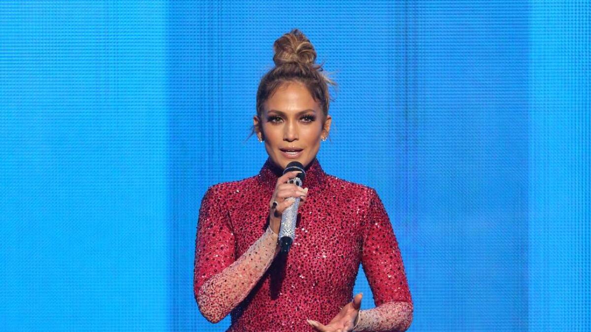 Hosting AMAs a dream come true: Jennifer Lopez
