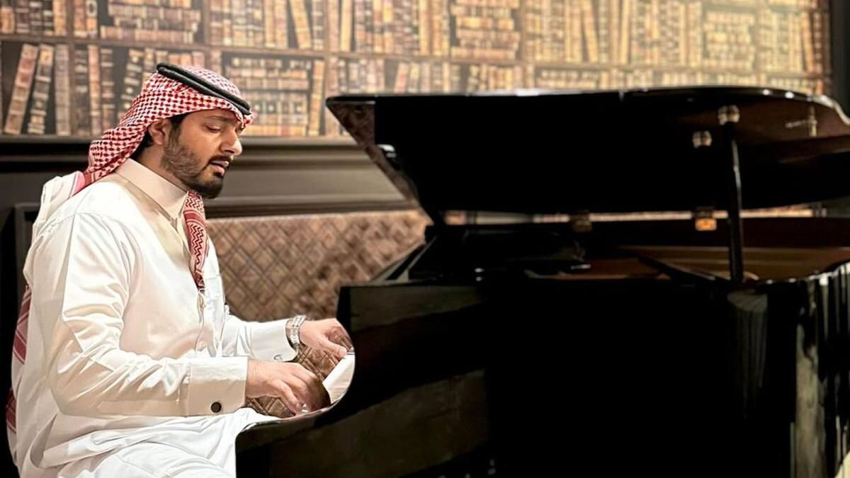 بالفيديو: تعرف على مواطن سعودي يغني أغاني بوليوود ويأسر القلوب على المسرح وعلى الإنترنت – أخبار