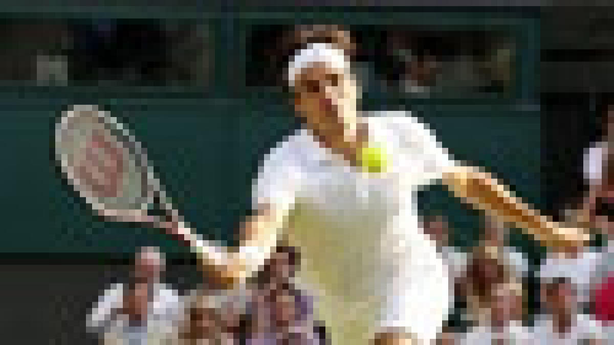 Federer beats Clement to reach 4th round Wimbledon