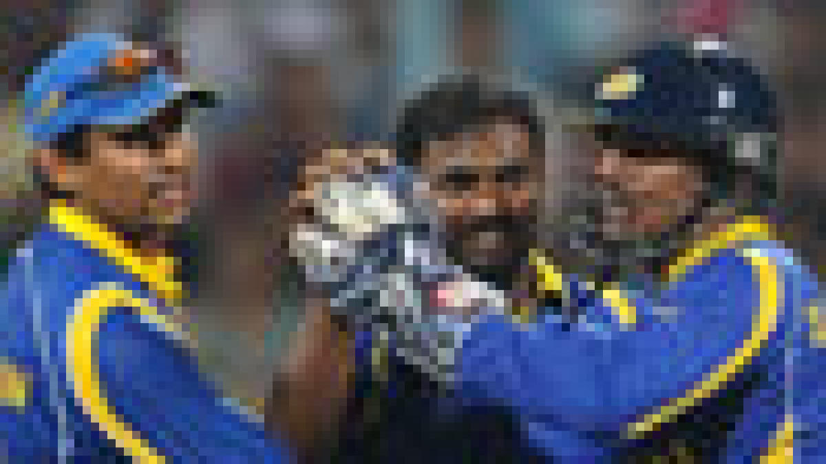Injured Muralitharan sets up Sri Lanka victory