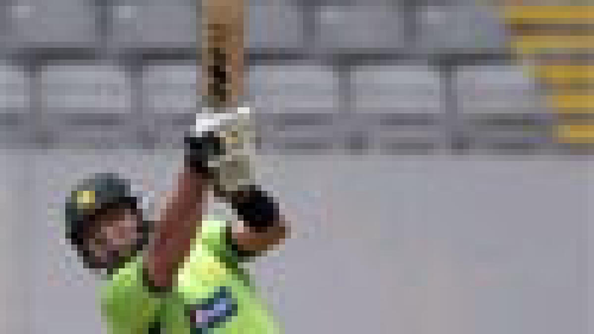 Razzaq obliterates New Zealand in final T20