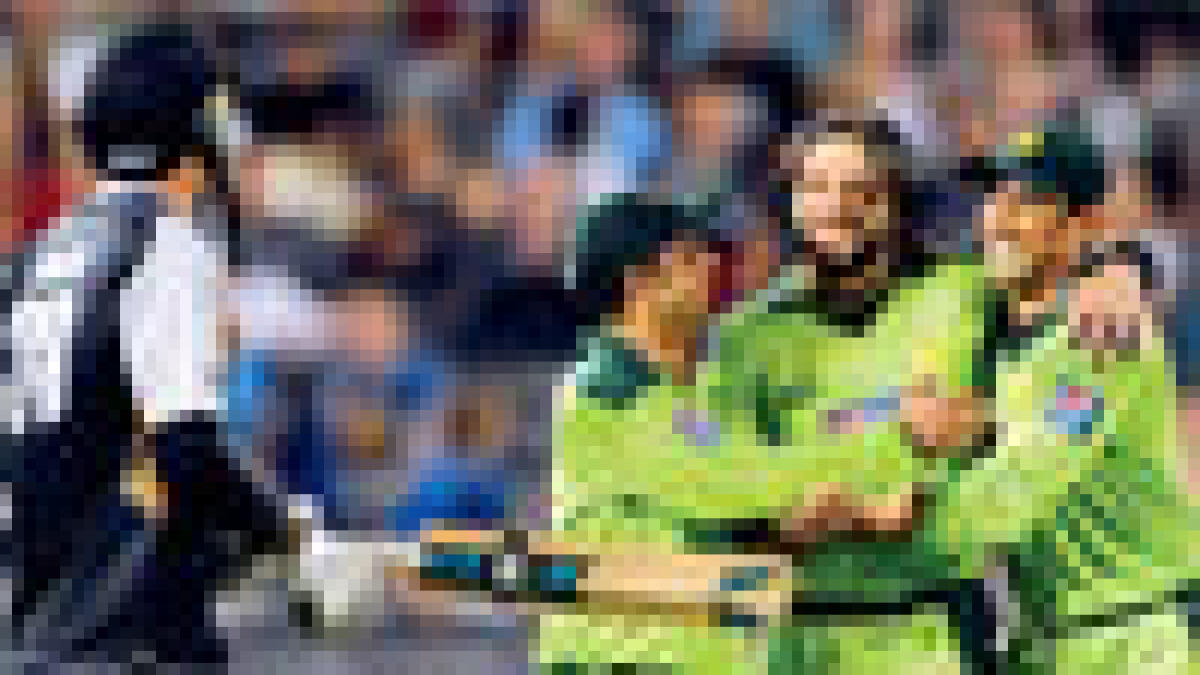 Pakistan crush New Zealand
