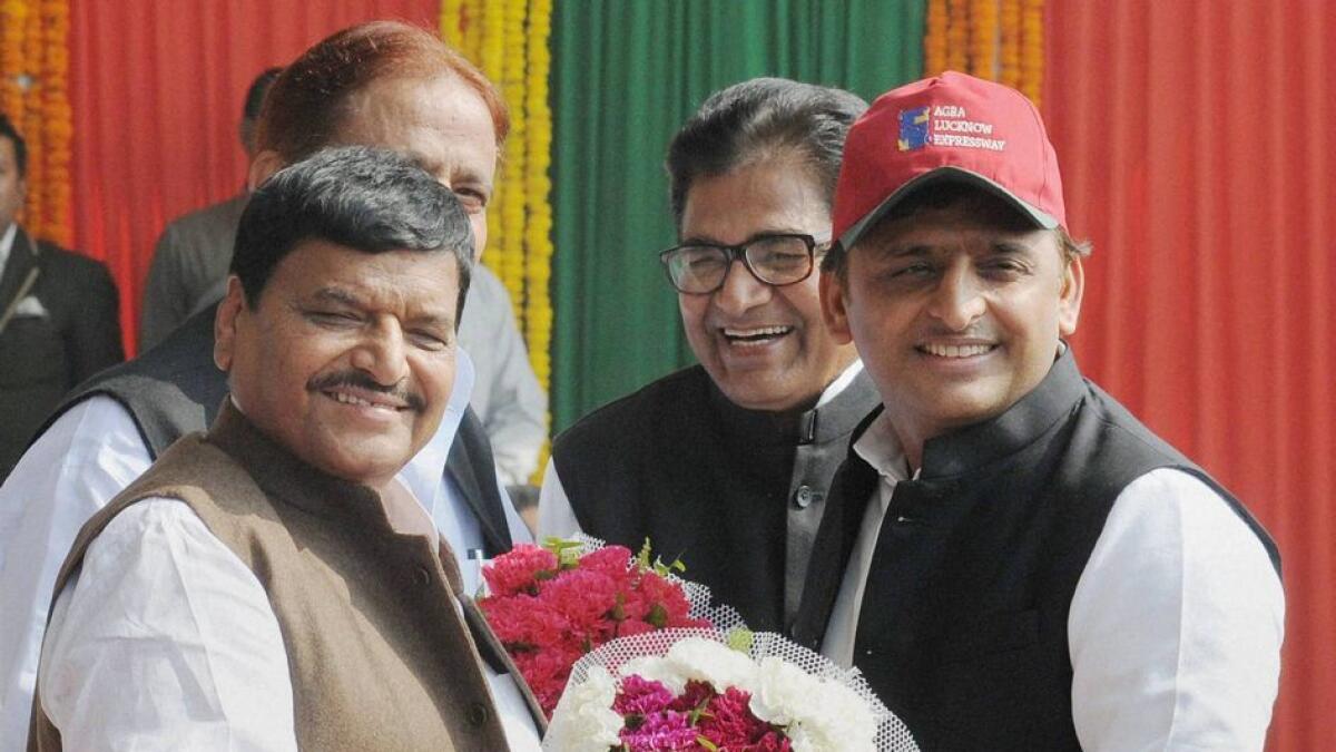 Akhilesh to head SP, his supporters sack Shivpal 