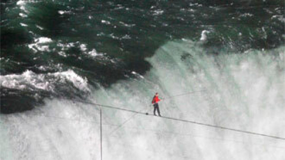 Nik Wallenda walks on tightrope over Niagara Falls