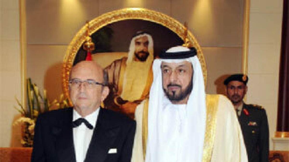 Khalifa offers bridges of friendship with countries