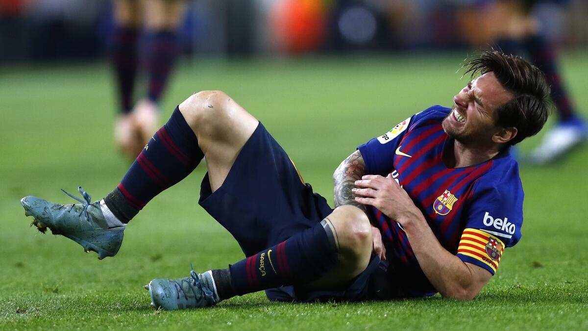 Messi breaks arm, to miss three weeks