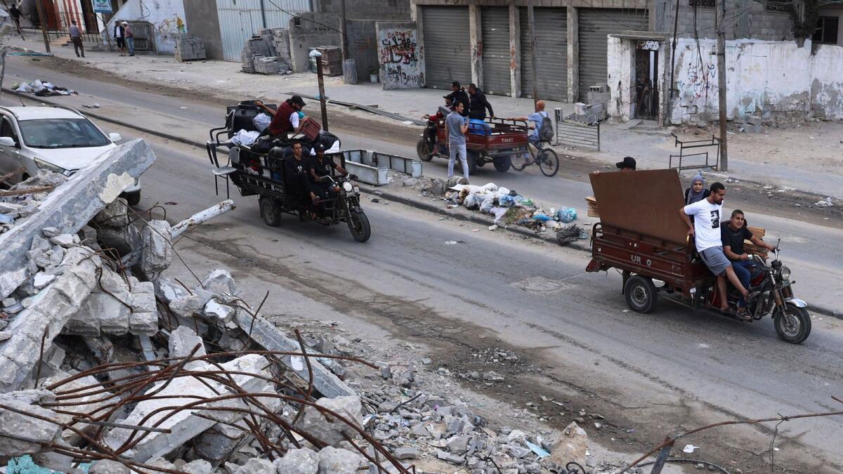 Palestinians transport their belongings as they flee Rafah toward a safer area. — Photo: Rafa