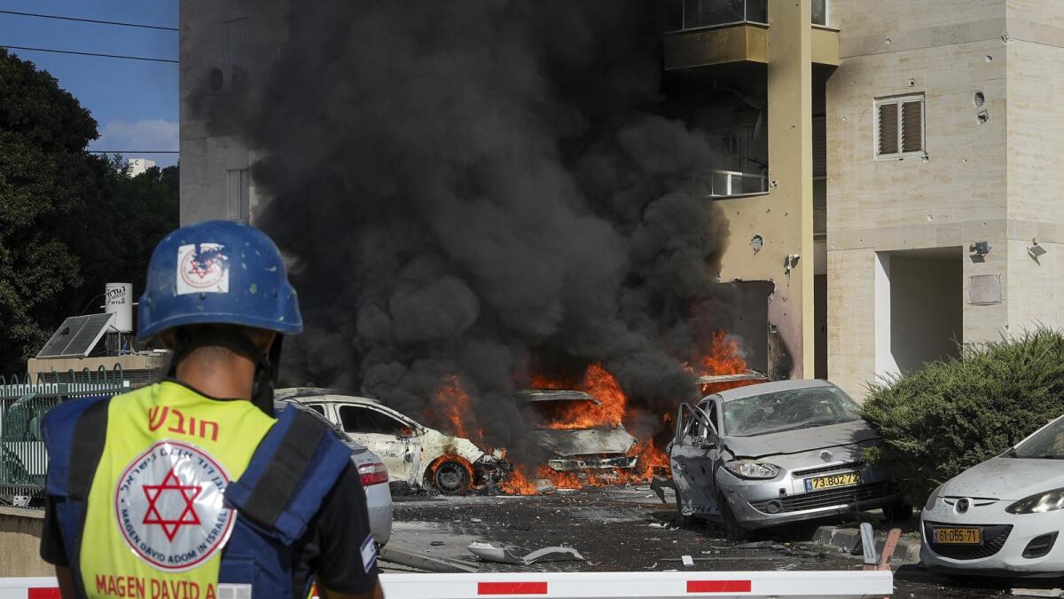 Cars are burning after a rocket fired from the Gaza Strip hit a parking lot and a residential building in Ashkelon, southern Israel, Saturday, Oct. 7, 2023. Photo: AP