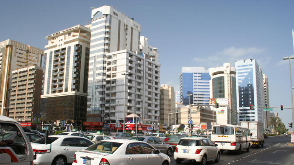 Minibus overturns in Abu Dhabi
