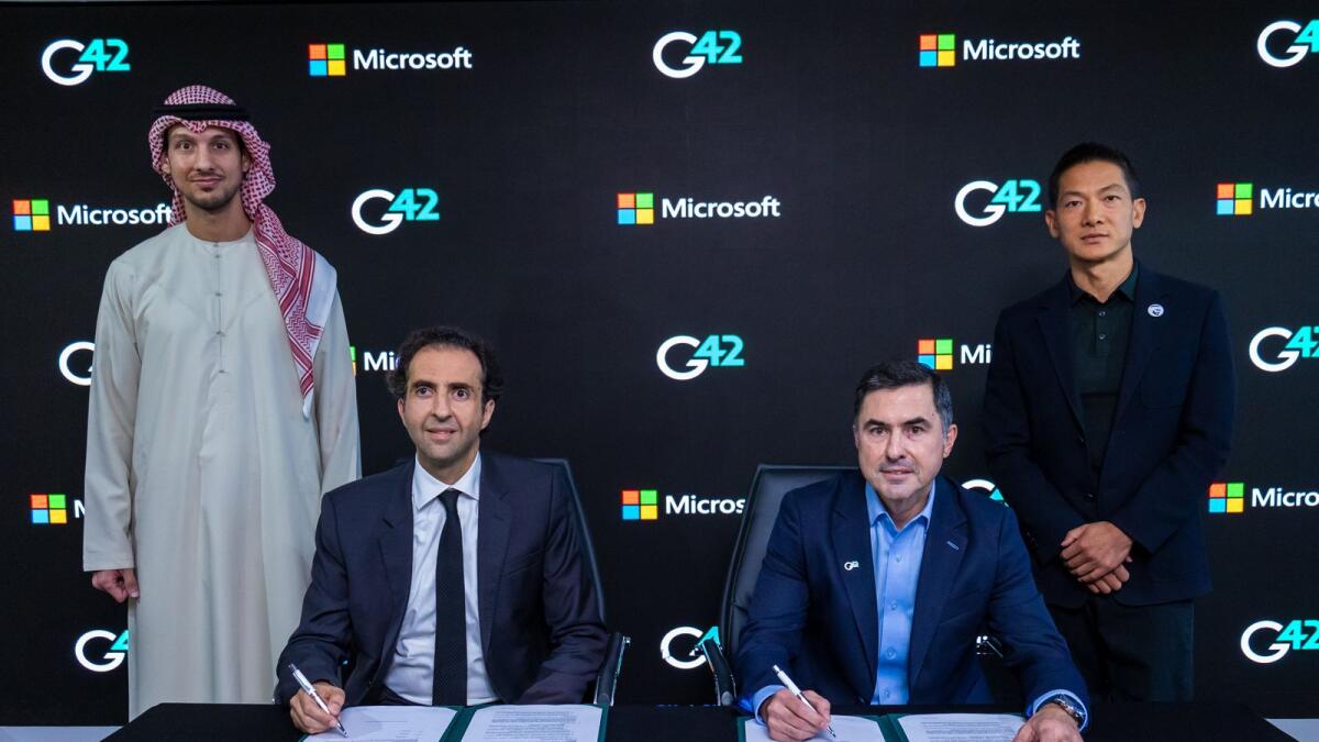 Naim Yazbeck, General Manager of Microsoft UAE and Kiril Evimov, G42’s Group CTO and Chairman of G42 Cloud, sign the agreement.
