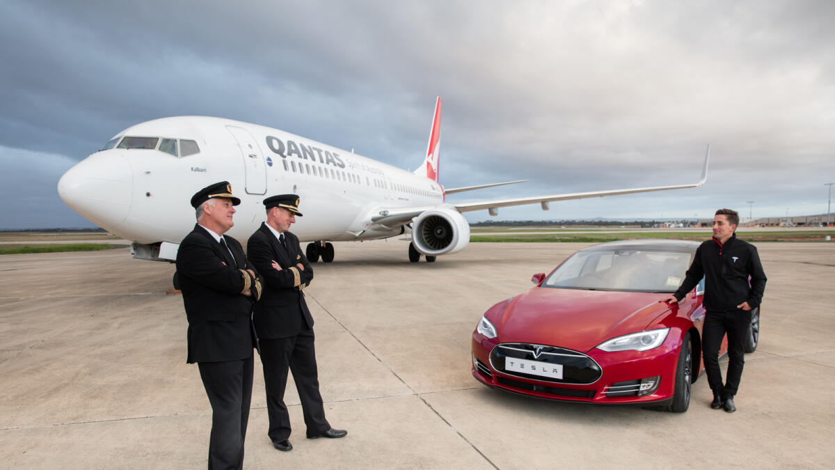 The Tesla took off from the start at a cracking pace with its two electric motors, while the two engines of the 737 roared to life. Plane versus car, pilot against driver.