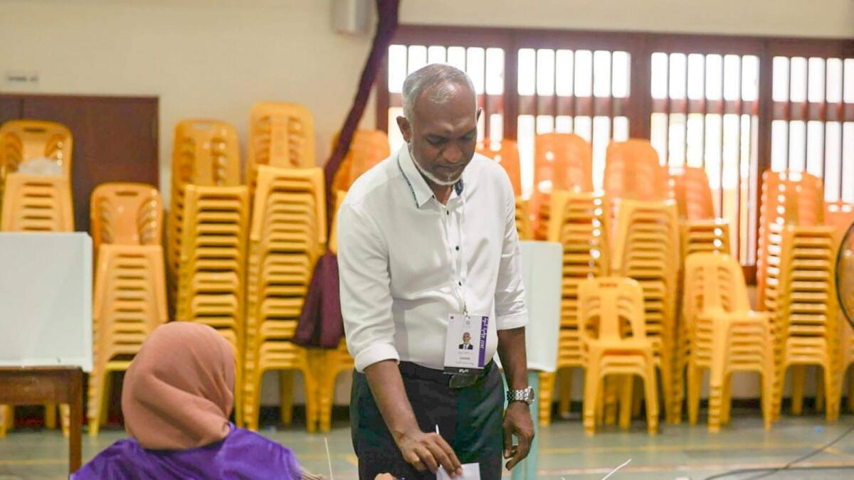 Maldives' main opposition candidate Mohamed Muiz casts his vote in Male. — AP