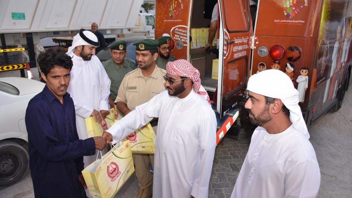 Dubai Police distribute Iftar meals to workers