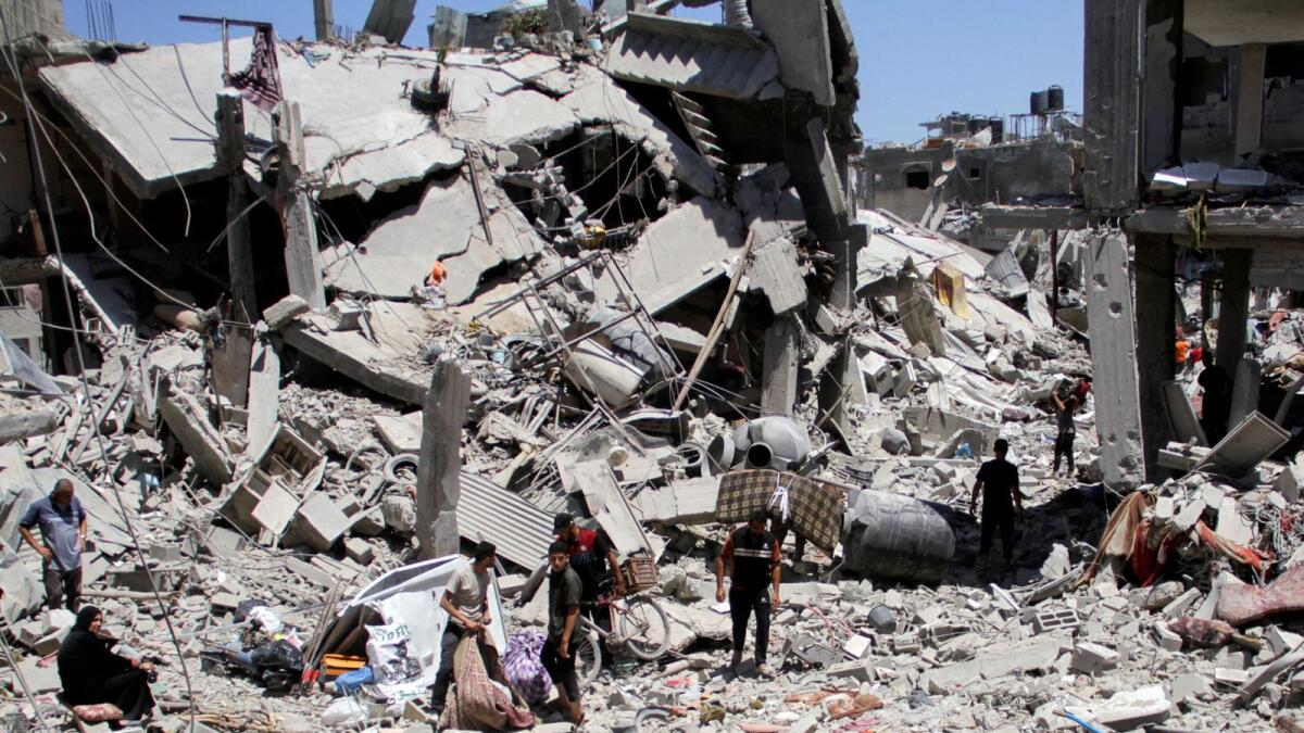 Palestinians inspect the damage after Israeli forces withdrew from Jabalia refugee camp. — Photo: Reuters