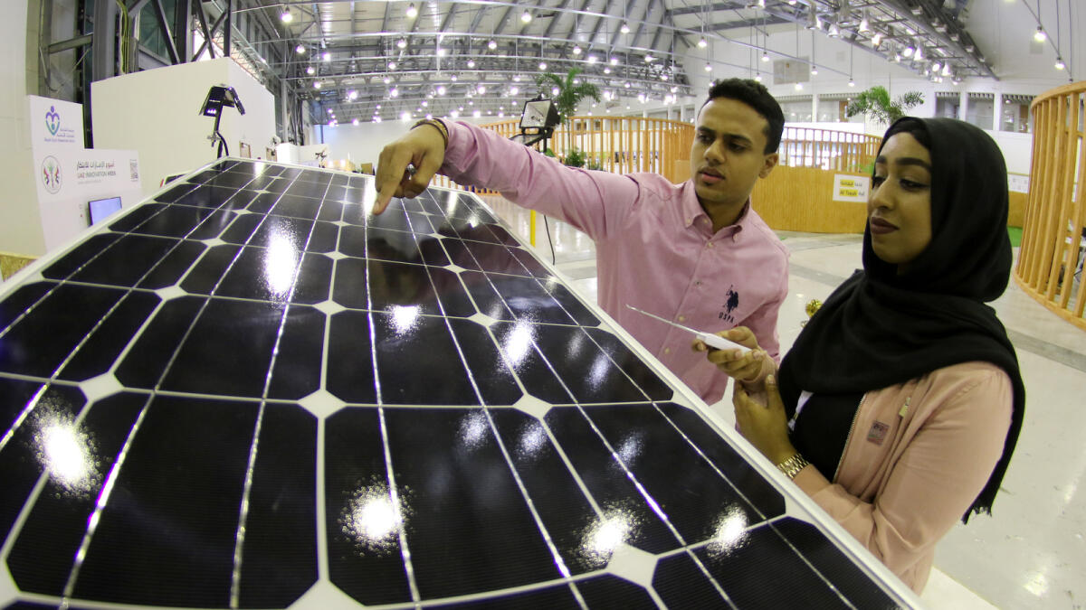 Students introduce solar panels moving with sun