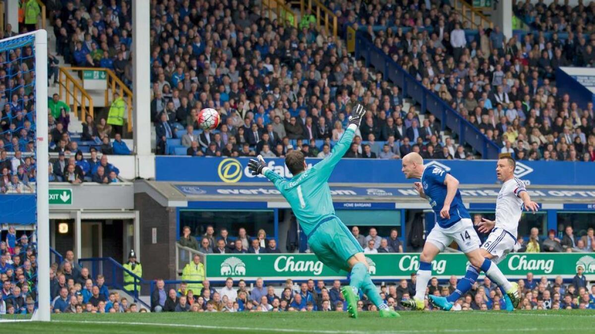 Everton’s Steven Naismith (centre right) scores past Chelsea’s goalkeeper Asmir Begovic. 
