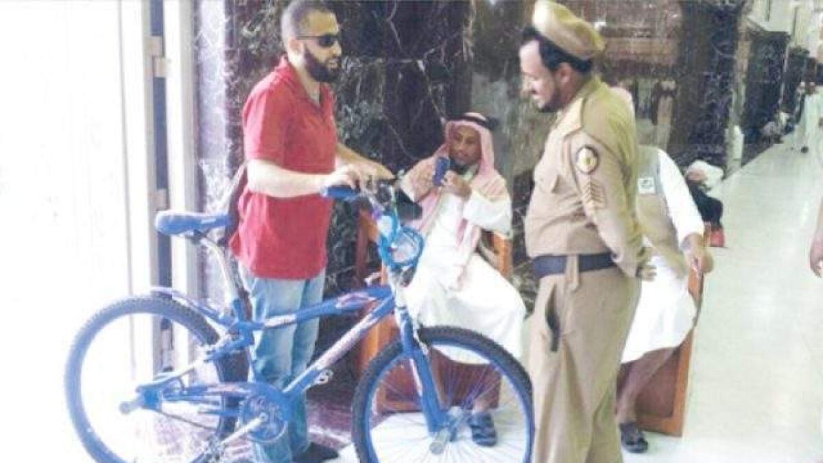 Man tries to enter Makkahs Grand Mosque on cycle