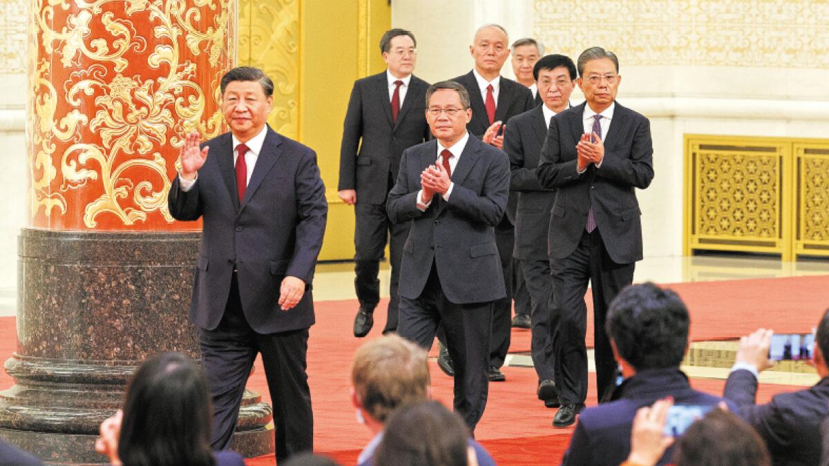 Xi Jinping (left), general secretary of the Communist Party of China Central Committee, presents the Party’s new central leadership when meeting with the media at the Great Hall of the People in Beijing on October 23. The other six newly elected members of the Standing Committee of the Political Bureau of the 20th CPC Central Committee are Li Qiang, Zhao Leji, Wang Huning, Cai Qi, Ding Xuexiang and Li Xi. FENG YONGBIN / CHINA DAILY