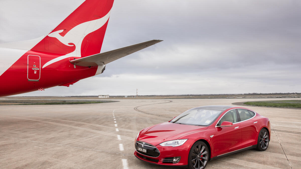 Both travelled neck and neck as the 737 reached its take-off speed of 140 knots and the Tesla reached its max at around 250 kilometres an hour.