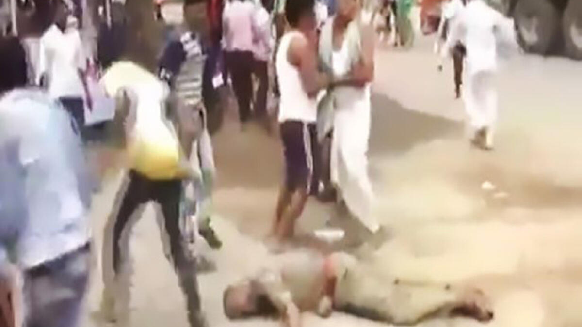 Video: Angry mob thrashes cops after teenager is raped in Indian hospital  