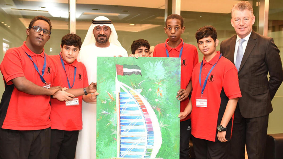 Determined ones gift Sheikh Ahmed a painting, handmade date box 
