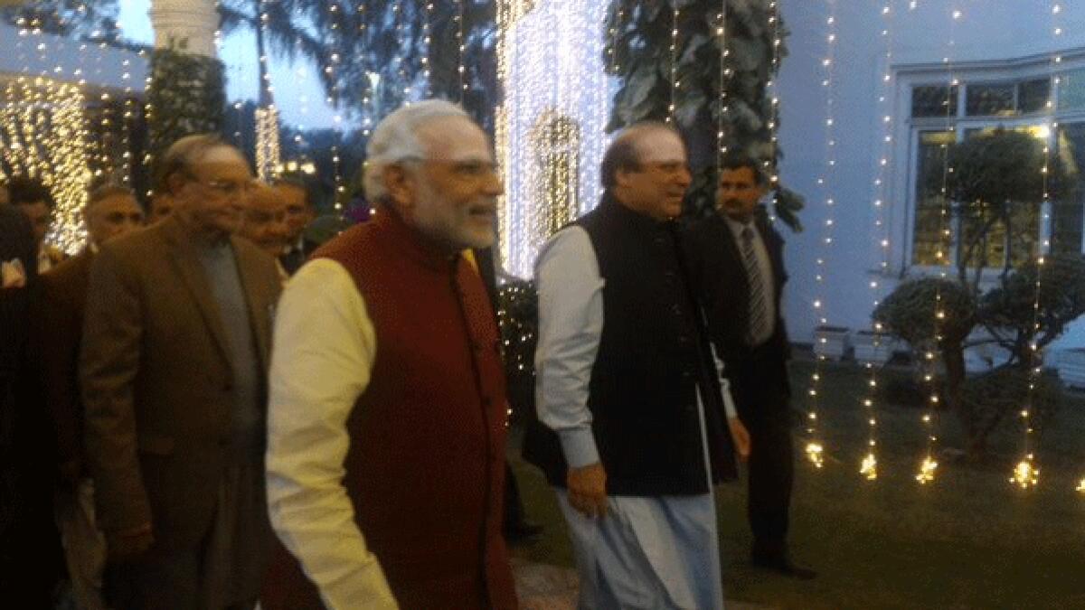 Narendra Modi being welcomed at Nawaz Sharif's home.