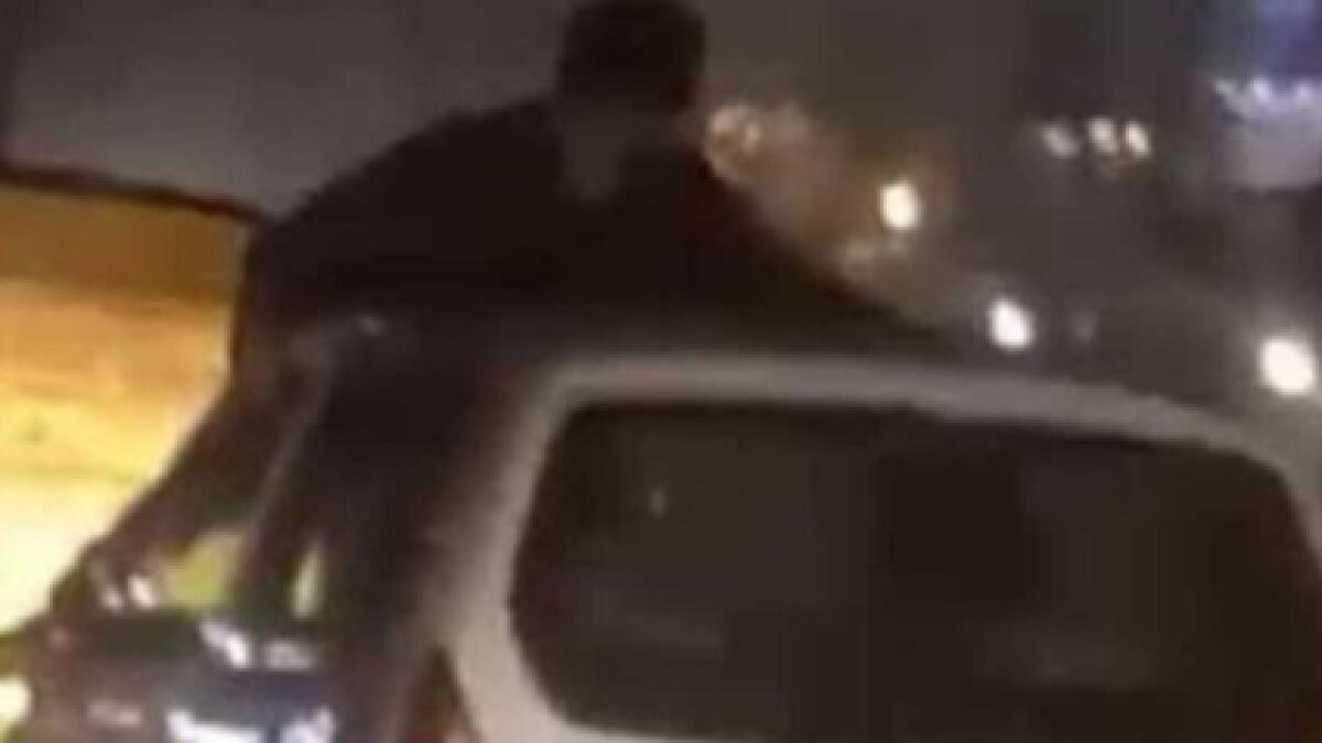 Video: Clinging on to car roof, man driven around for 6km 