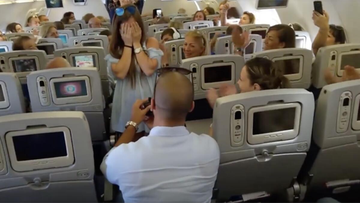 Video: Man proposes to girlfriend on Gulf flight
