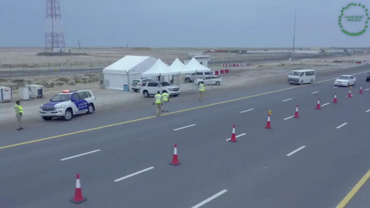 UAE, covid19, combats, coronavirus, Traffic patrols, stop, exit, entry of workers 